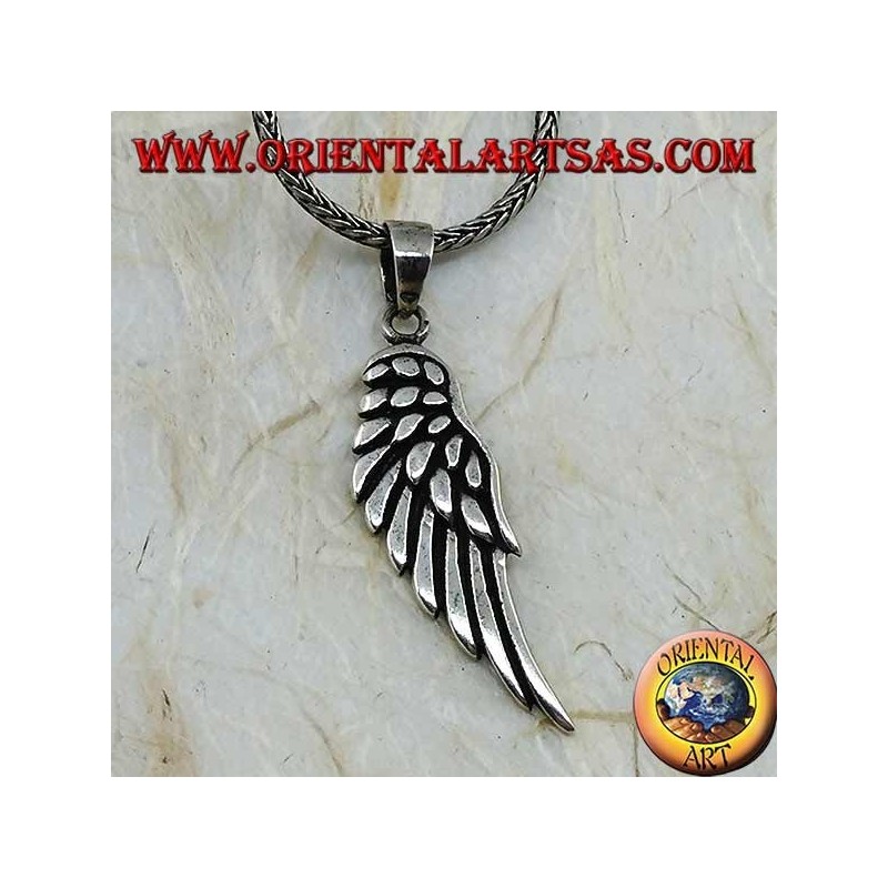 Colgante de plata con forma de ala de ángel con plumas en relieve.