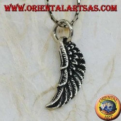 Colgante de plata en forma de ala de ángel en relieve
