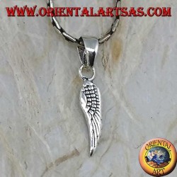 Silberanhänger in Form eines doppelseitigen Engelsflügels mit gravierten Federn (klein)