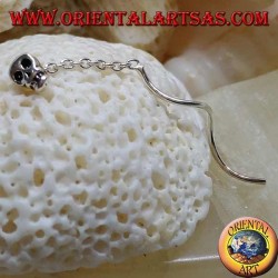 Pendientes de plata con cadena de calavera y alambre ondulado de 3 cm.