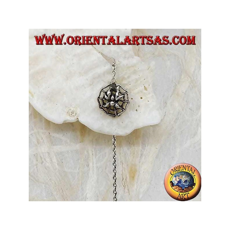 Boucles d'oreilles chaîne araignée en argent sur une toile d'araignée de 10 cm
