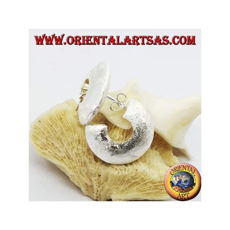 Aretes anchos de plata con cierre de mariposa.