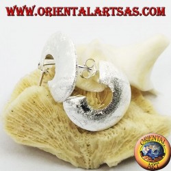 Aretes anchos de plata con cierre de mariposa.