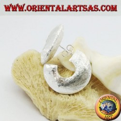 Aretes anchos de plata con cierre de mariposa.