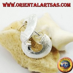 Aretes anchos de plata con cierre de mariposa.