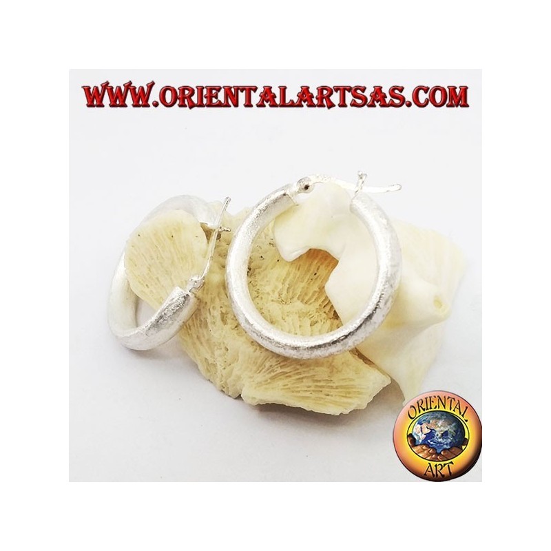 Aretes anchos de plata con cierre de palanca de 30 mm.