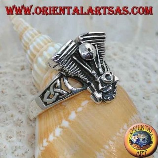 Anillo de plata, motor Harley Davidson V con nudo celta en los laterales