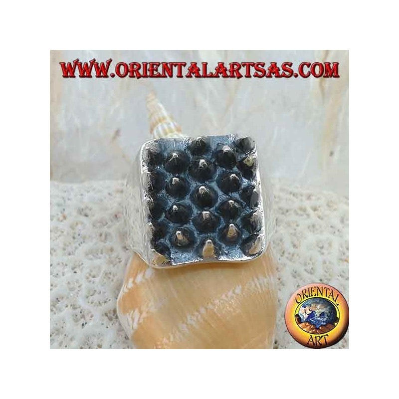 Bague carrée en argent avec pointes