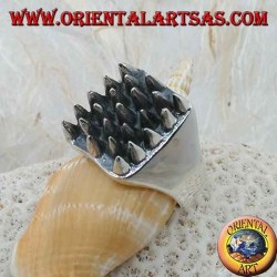 Anillo cuadrado de plata con espigas