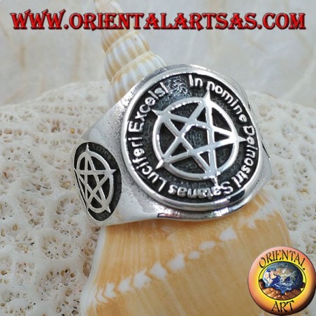 Silberring mit invertiertem Pentagramm und satanistischer Schrift in lateinischer Sprache