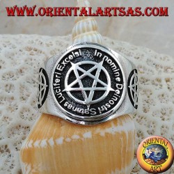 Anillo de plata con pentáculo invertido y escritura satanista en latín