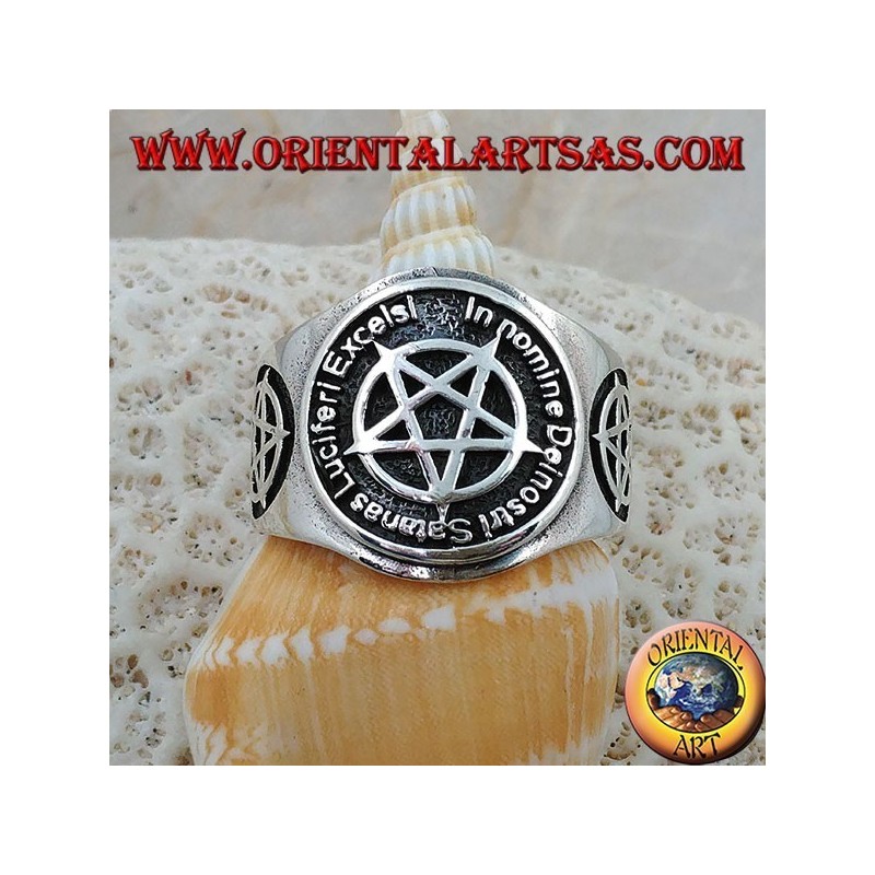 Anillo de plata con pentáculo invertido y escritura satanista en latín