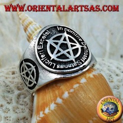 Bague en argent avec pentacle inversé et écriture sataniste en latin