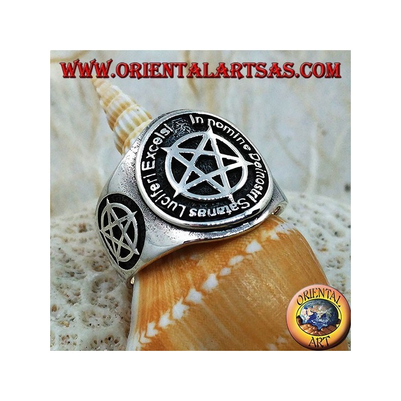 Anello in argento con pentacolo rovesciato e scritta satanista in latino