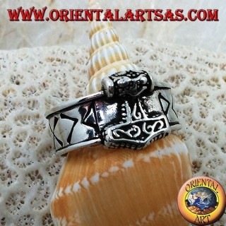 Bague en argent avec runes nordiques gravées et marteau de Thor en relief