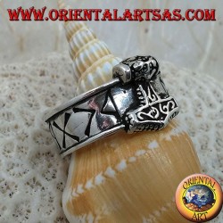 Anillo de plata con runas nórdicas grabadas y martillo de Thor en relieve