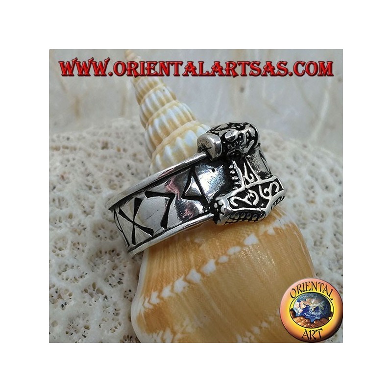 Bague en argent avec runes nordiques gravées et marteau de Thor en relief