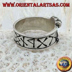 Anillo de plata con runas nórdicas grabadas y martillo de Thor en relieve