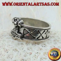 Anillo de plata con runas nórdicas grabadas y martillo de Thor en relieve