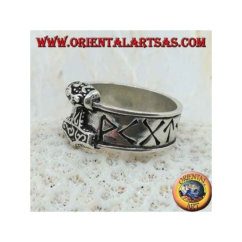 Anillo de plata con runas nórdicas grabadas y martillo de Thor en relieve