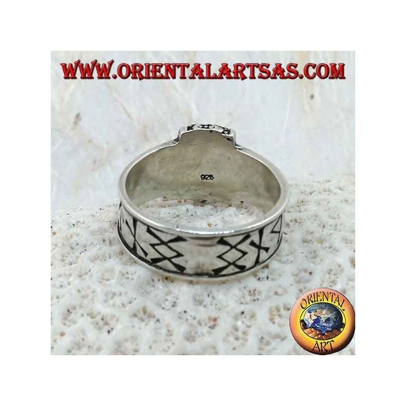 Anello in argento fascia con rune nordiche incise e martello di Thor in rilievo