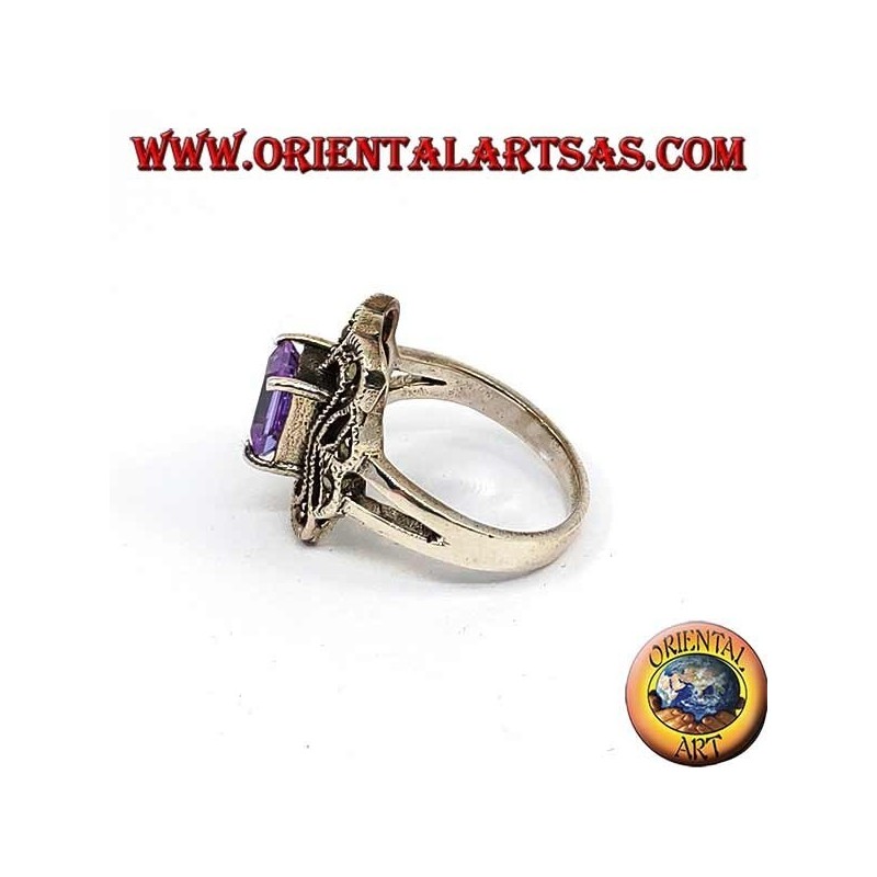 Anello in argento smussato con ametista rettangolare incastonata contornata da marcassite