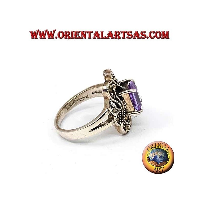 Anello in argento smussato con ametista rettangolare incastonata contornata da marcassite
