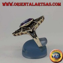 Rhomboidaler Silberring mit natürlichem ovalem Amethyst, umgeben von Markasit