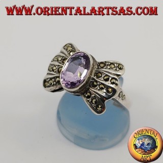 Anello in argento a fiocco con ametista ovale naturale contornata da marcassite