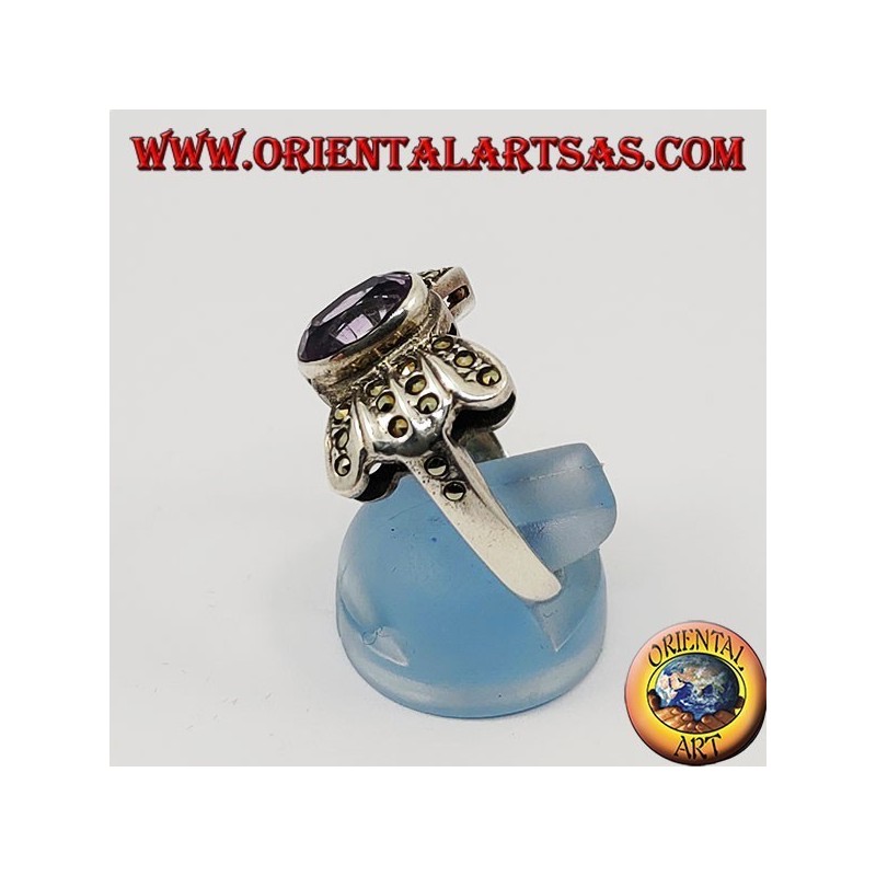 Anillo de plata con amatista ovalada natural rodeada de marcasita