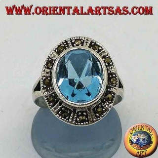 Gran anillo ovalado de plata con topacio azul rodeado de marcasita