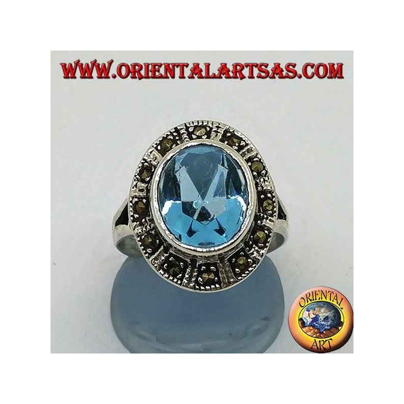 Gran anillo ovalado de plata con topacio azul rodeado de marcasita
