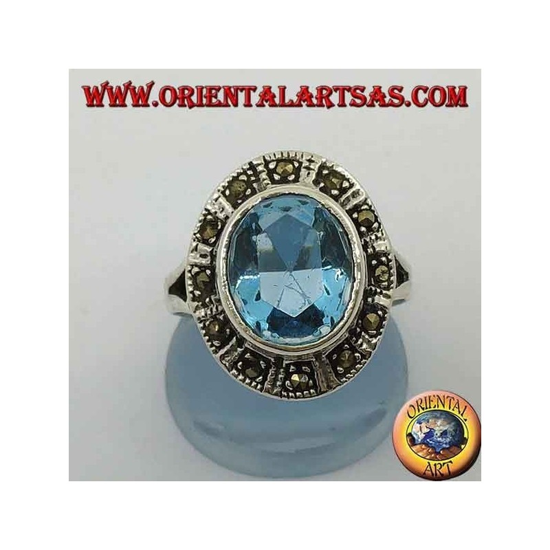 Anello in argento ovale grande con topazio blu contornato da marcassite