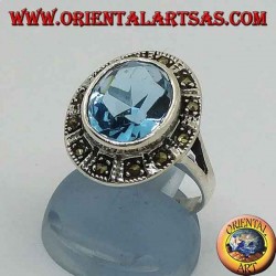 Gran anillo ovalado de plata con topacio azul rodeado de marcasita