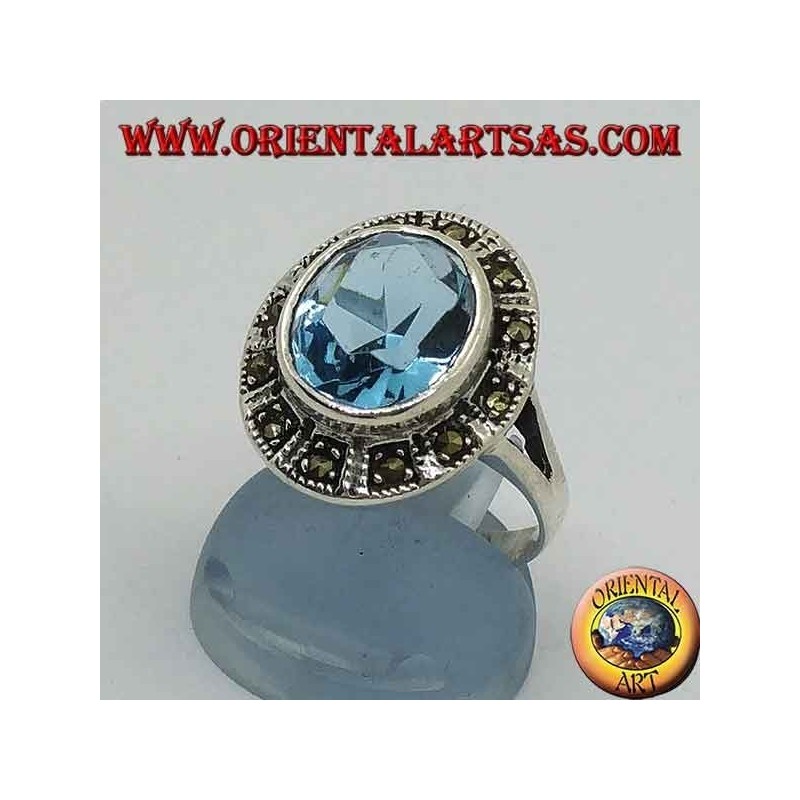 Gran anillo ovalado de plata con topacio azul rodeado de marcasita