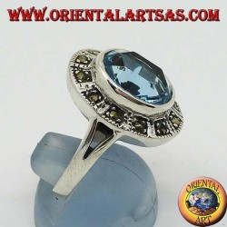 Gran anillo ovalado de plata con topacio azul rodeado de marcasita