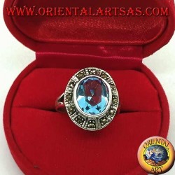 Gran anillo ovalado de plata con topacio azul rodeado de marcasita