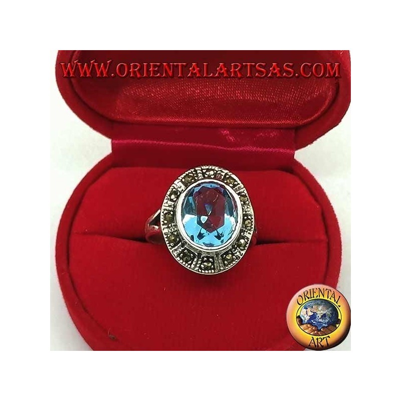 Gran anillo ovalado de plata con topacio azul rodeado de marcasita