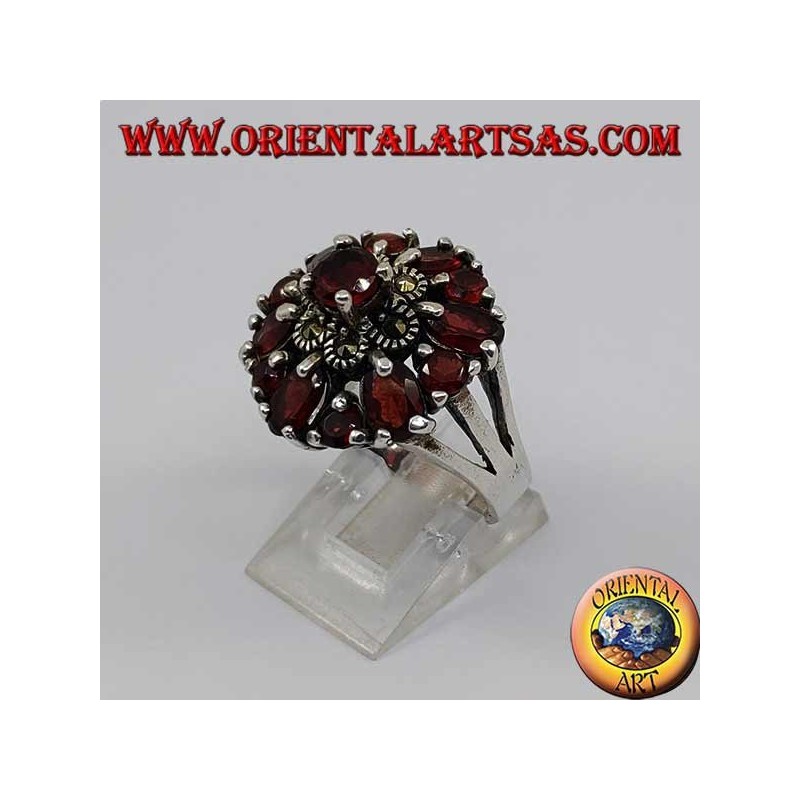 Anello in argento doppio fiore di marcasite e granato con granato tondo in rilievo