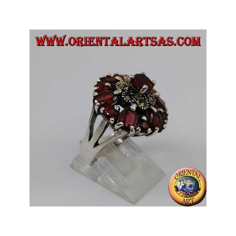 Silberner Doppelblumenring aus Markasit und Granat mit geprägtem rundem Granat