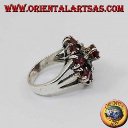 Anillo doble flor de plata de marcasita y granate con granate redondo en relieve