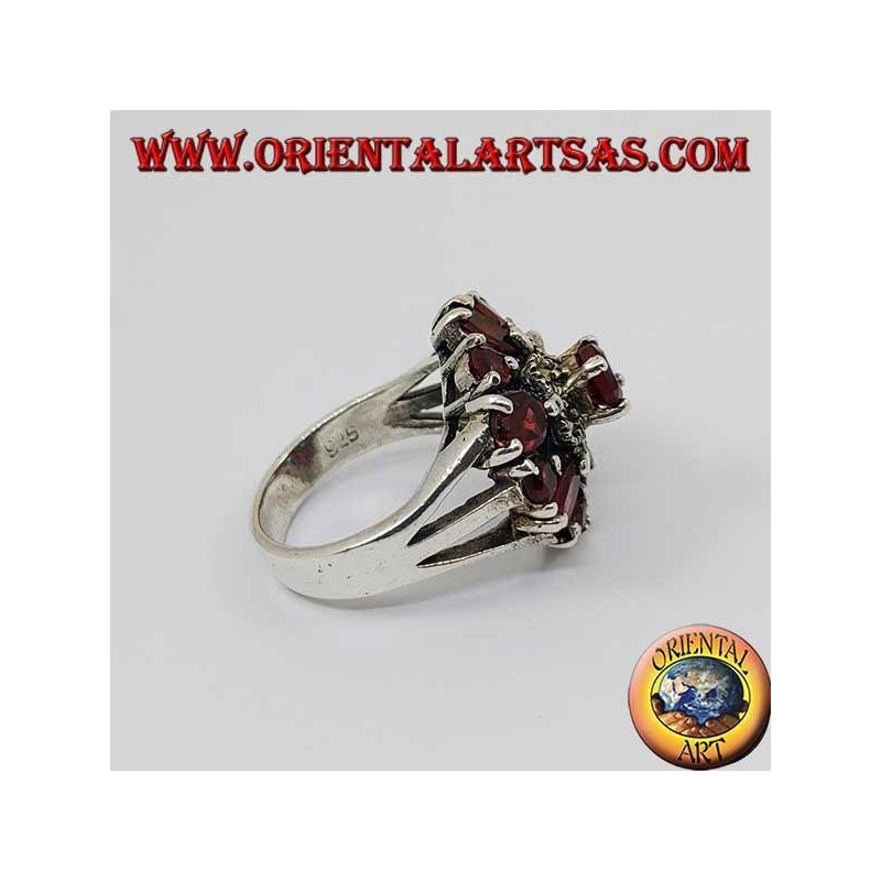 Anello in argento doppio fiore di marcasite e granato con granato tondo in rilievo