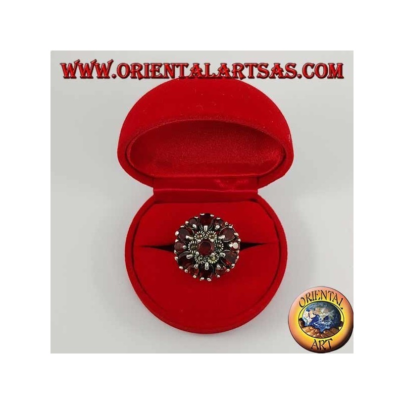 Silberner Doppelblumenring aus Markasit und Granat mit geprägtem rundem Granat