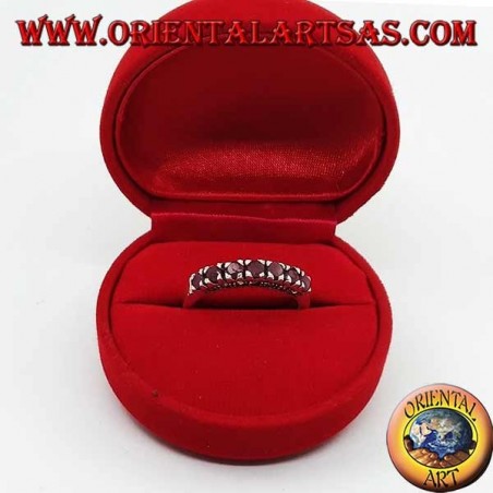 Conjunto de anillo de plata con una hilera de rubíes redondos.