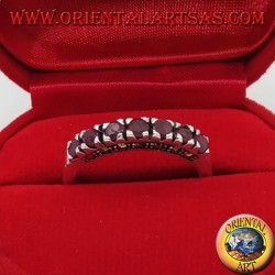 Bague en argent avec une rangée de rubis ronds