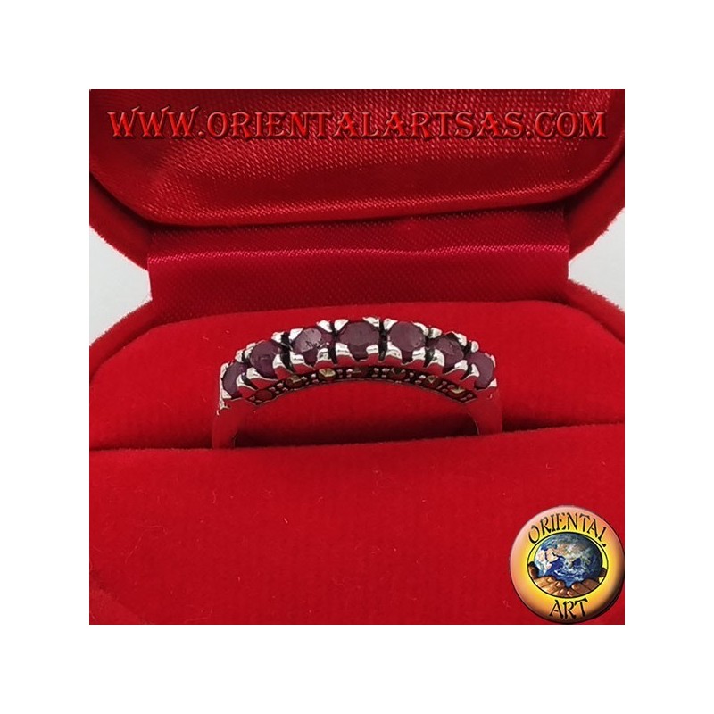 Bague en argent avec une rangée de rubis ronds