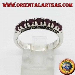 Bague en argent avec une rangée de rubis ronds
