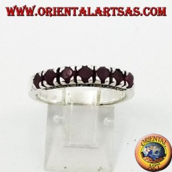 Bague en argent avec une rangée de rubis ronds
