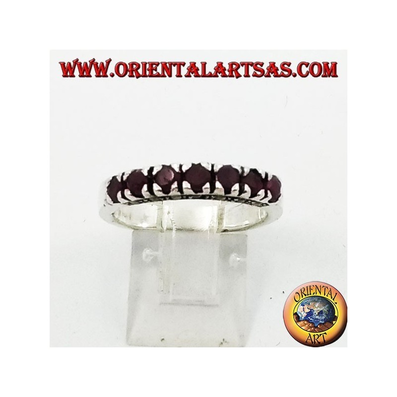 Bague en argent avec une rangée de rubis ronds