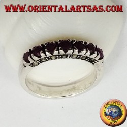 Conjunto de anillo de plata con una hilera de rubíes redondos.